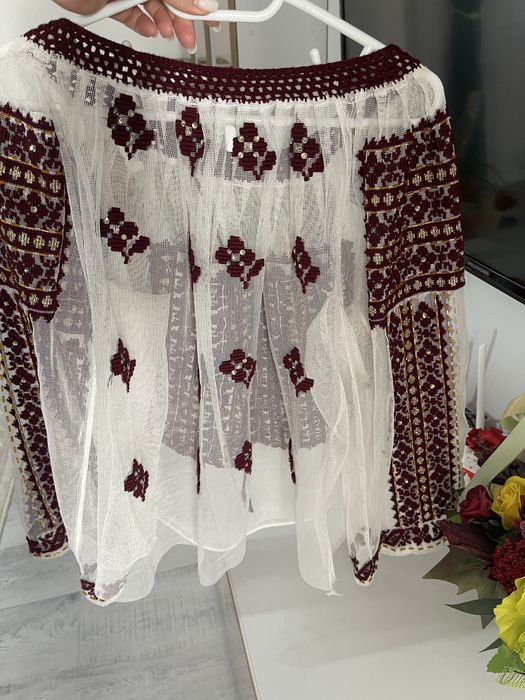 Ie traditionala costum popular cusuta pe perdea