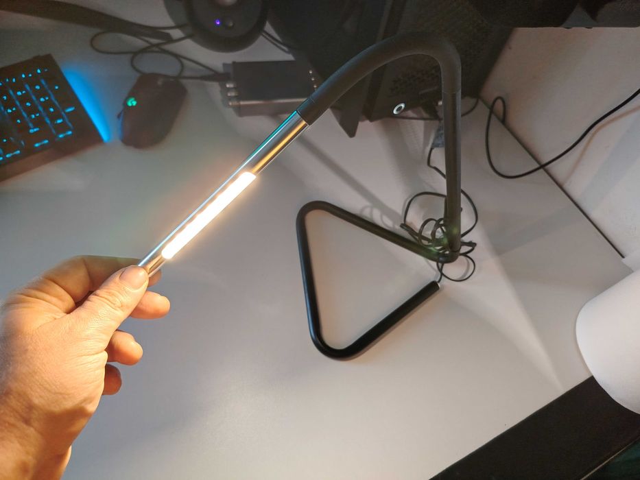 Lampă LED Birou USB – Braț Flexibil, Design Modern, Ca Nouă