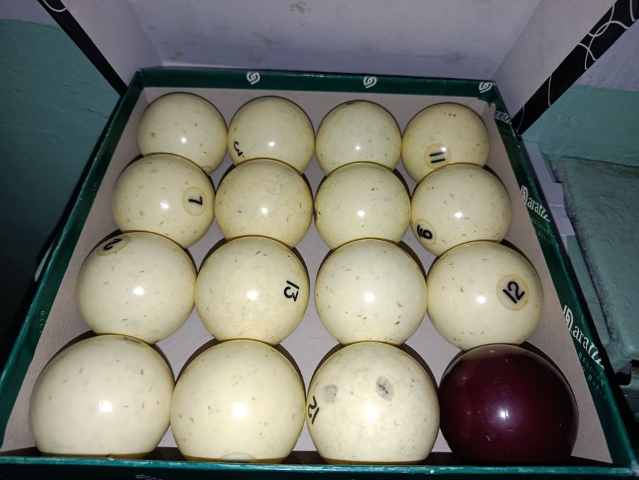 Бильярдные шары с красным битком