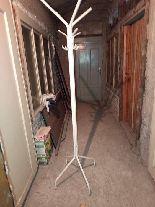 Продавам права стояща закачалка