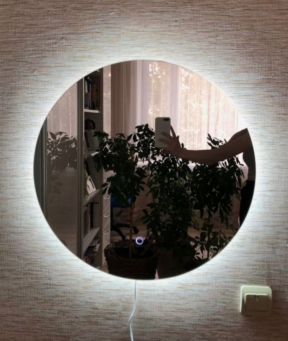 Настенное зеркало