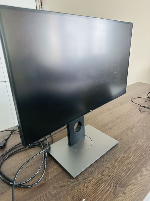 Професионален монитор Dell с регулируема стойка – перфектно състояние