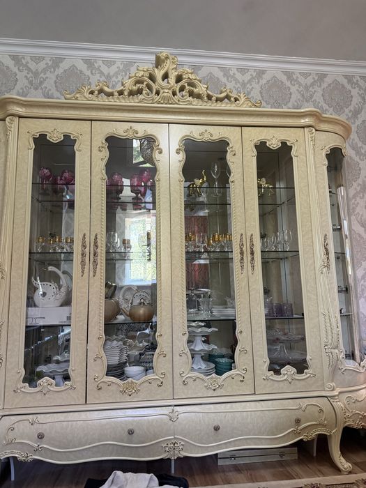 Сервант. В отличном состояние
