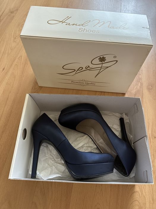 Дамски обувки на ток и платформа в комплект с чантичка