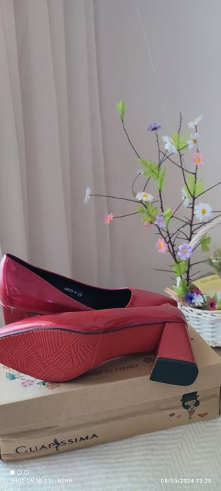 Обувки в красив червен цвят