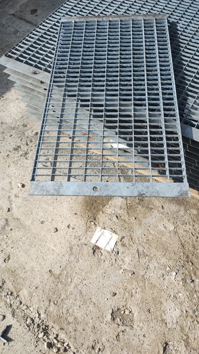 Grătare grilaje rigole și trepte zincate pentru scări metalice