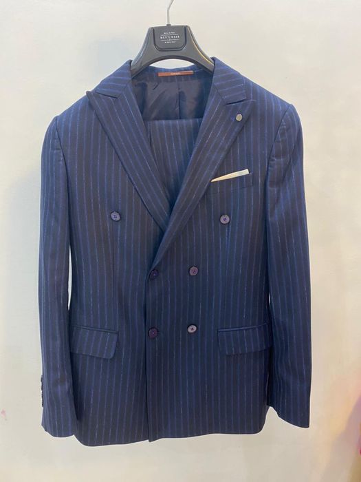 мужские костюмы.