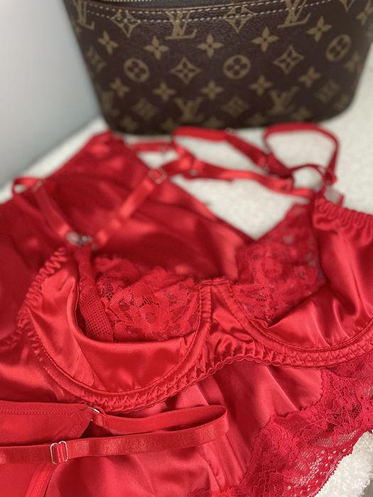 Комплект дамско бельо от сатен с пола и жартиери