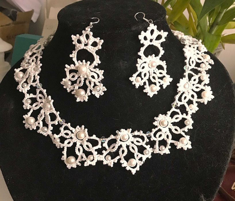 Colier si cercei lucrati manual in tehnica tatting (c 2 suveici mici)