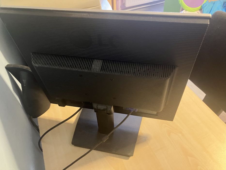 Монитор LG квадрат