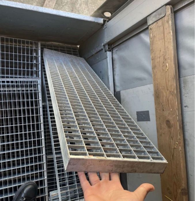 Vănd trepte zincate pentru scară