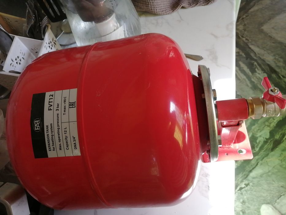 Продам расширительный бак