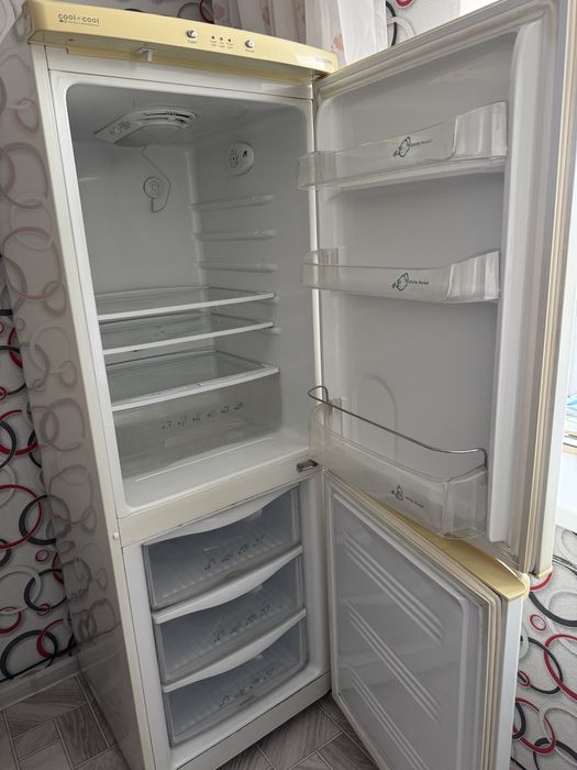 Рабочий холодильник Samsung,