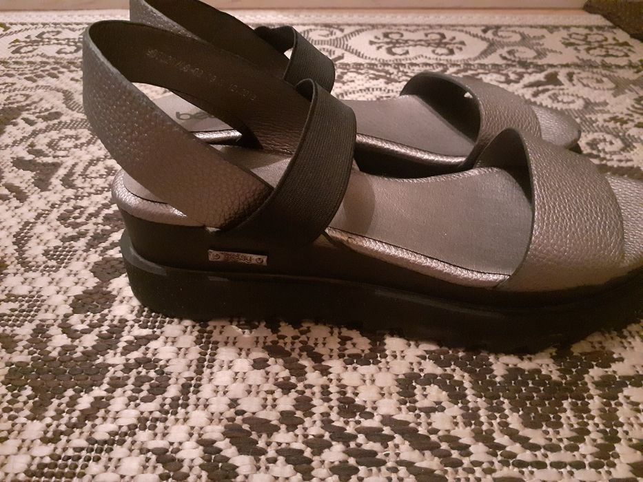 Срочно продам босоножки