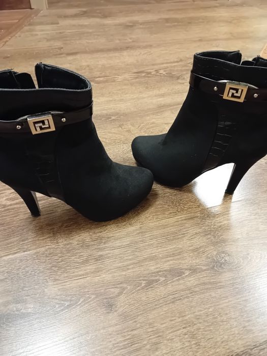 Vand botine din piele ecologica