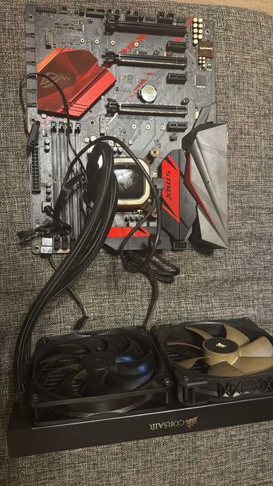 Pachet Intel I7 9700k + Placa baza Asus ROG STRIX Z370-H GAMING + Cooler Corsair H115i PRO
