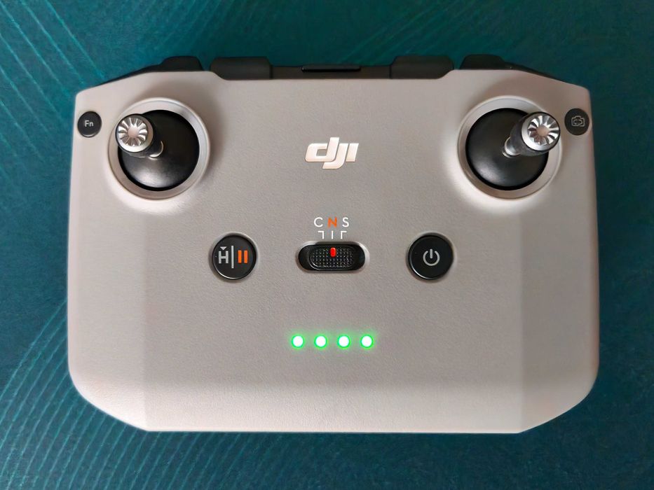 DJI NEO Fly More Combo - Дрон с дистанционно, хъб с 3 батерии, кутия и резервни части