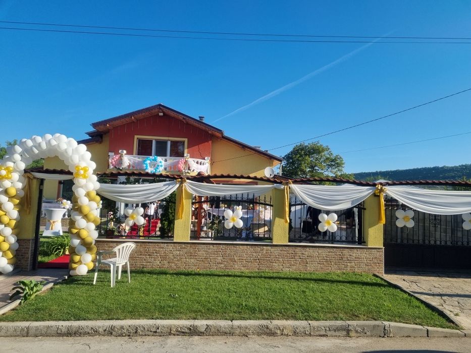 Червен килим и шатри