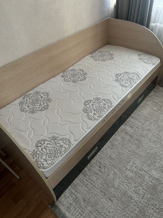 Шкаф и односпальная кровать