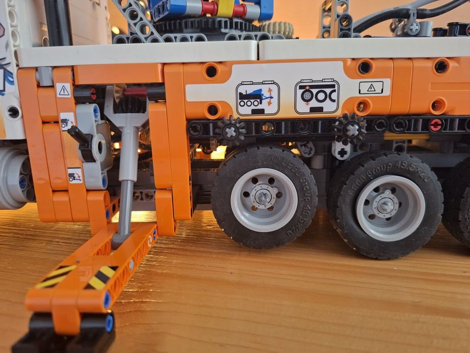 LEGO 42128 Heavy Duty Tow Truck