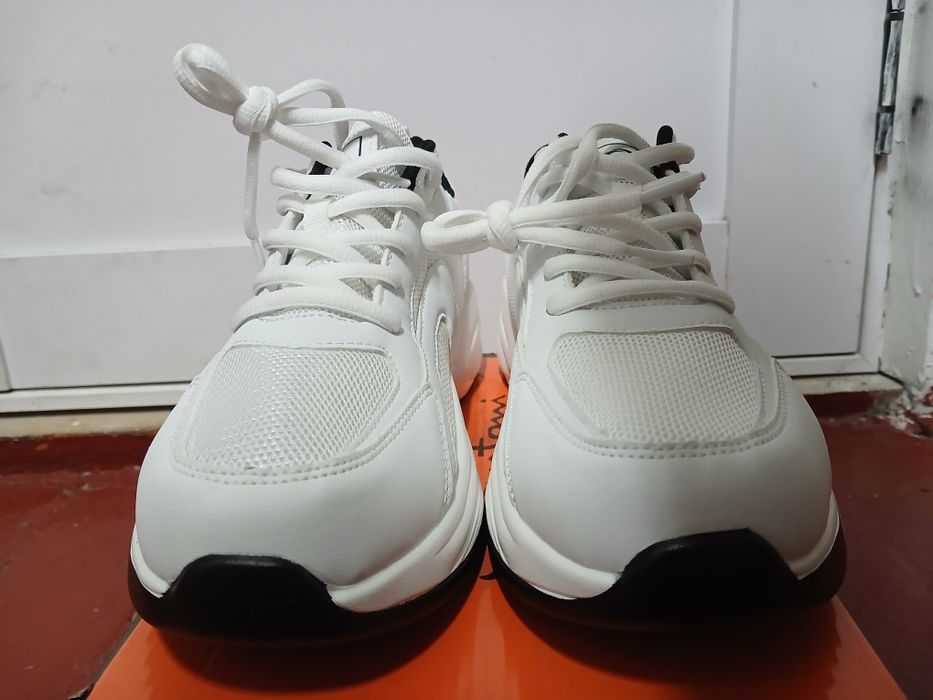 Кроссовки 43 размера, новые