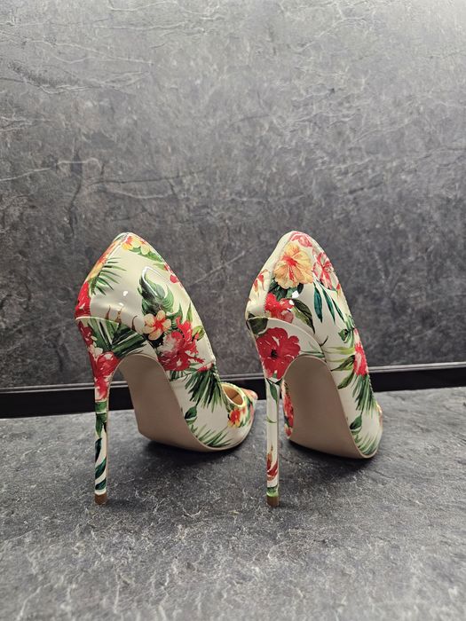 Дамски обувки с висок ток