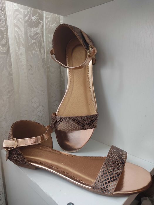 Босоножки на плоской подошве