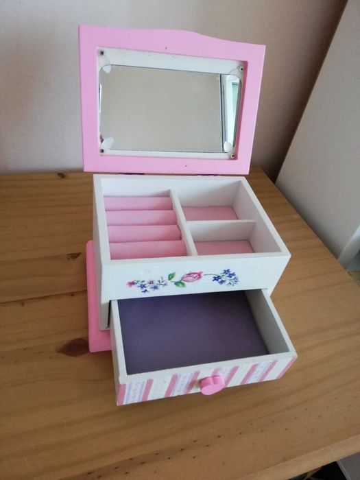 Мини тоалетка дървена с огледало и ръчна декорация