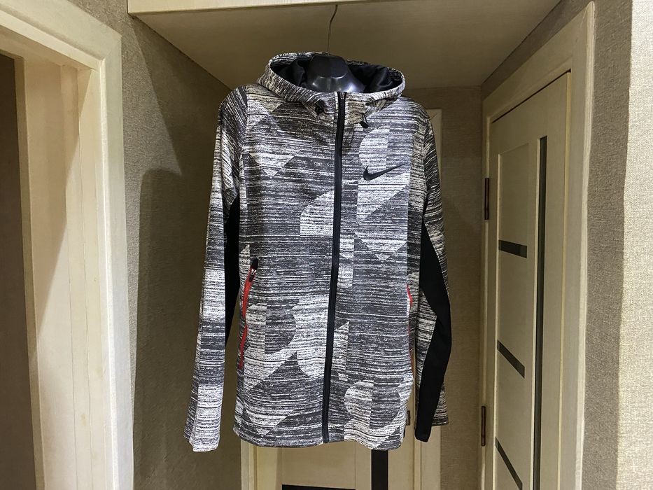 * ветровка NIKE почти новая стильная комфортная размер 50-52