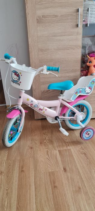 Vând bicicleta și trotineta fetiță