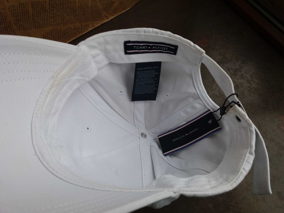 мъжка шапка с козирка  Tommy Hilfiger,бяла жокейка ,нова