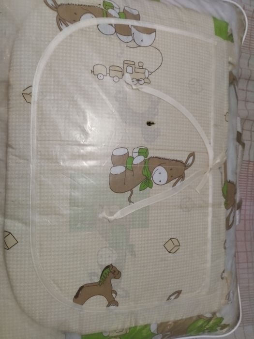 Продам детские комплекты для манежа.