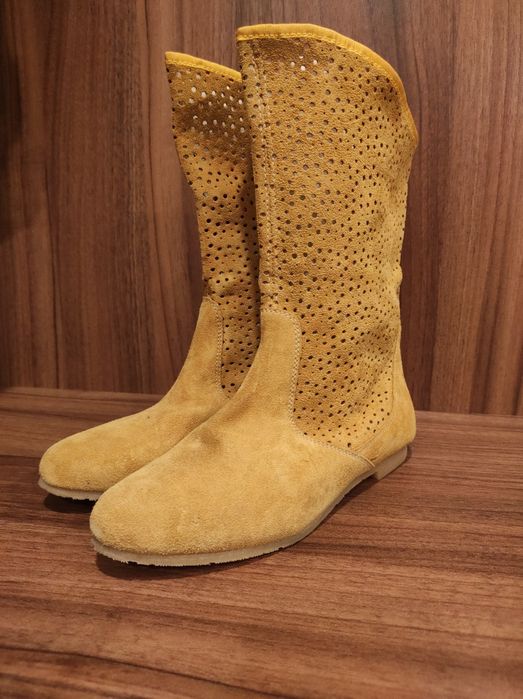 Cizme cu decupaje, piele întoarsă