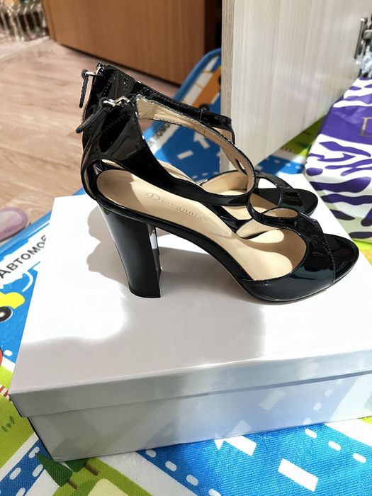 Лаковые босоножки