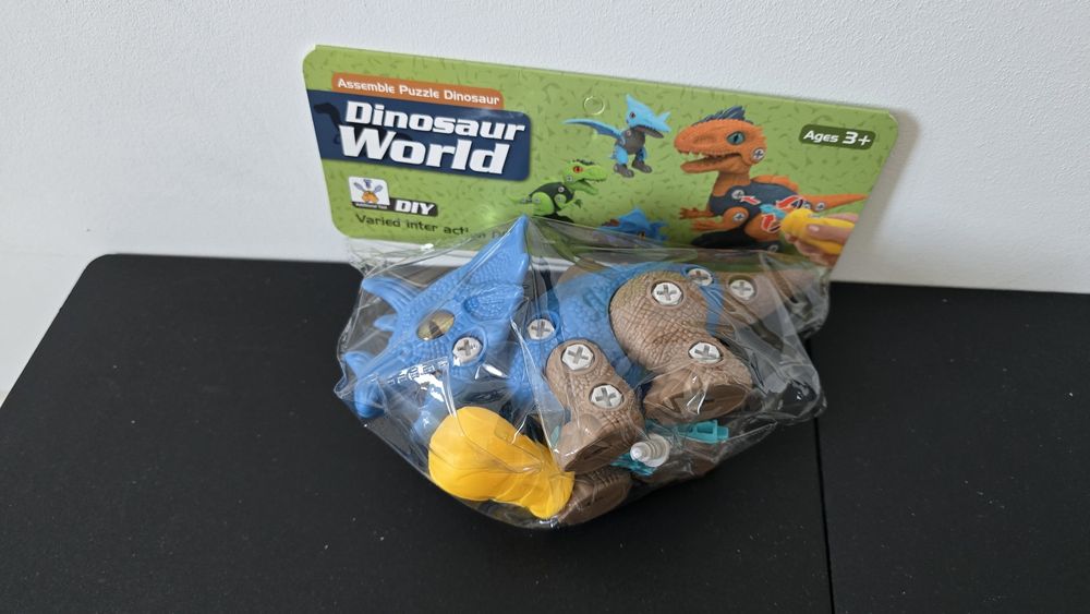 Dinosaur masinuta cu surubelnita