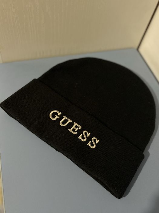 Зимна черна шапка