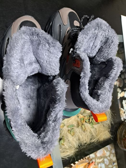 Продавам уникален модел мъжки маратонки чисто нови 43 и 44 номер