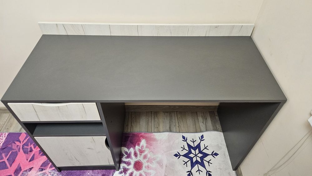 Продавам ново бюро