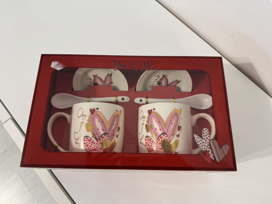 Vând set cadou pentru cuplu, format din 2 căni ceramice, 2 farfurioare și 2 lingurițe.