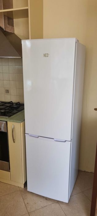 Ъглова кухна с плот от естествен камък и уреди