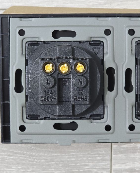 Priză Schuko + întrerupător sticlă – 1 slot, 1 cale – negru