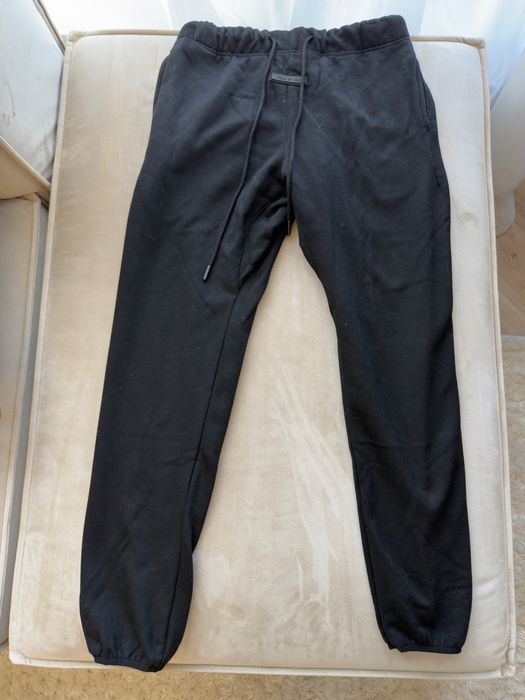 Долнище essentials нови