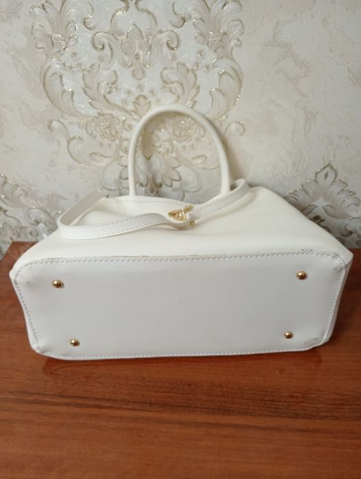 Жен. сумочка белого цвета.