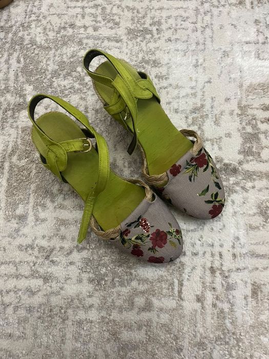 Продам женские туфли