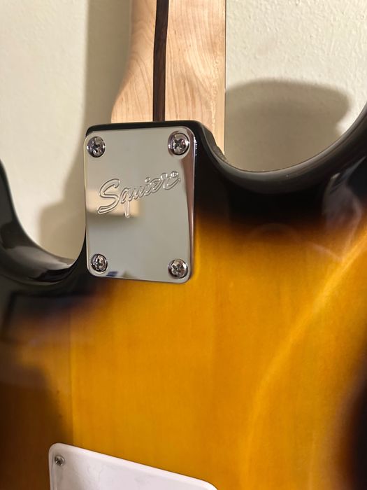 Chitară electrică Squier Bullet Strat HSS + husă + whammy bar + corzi