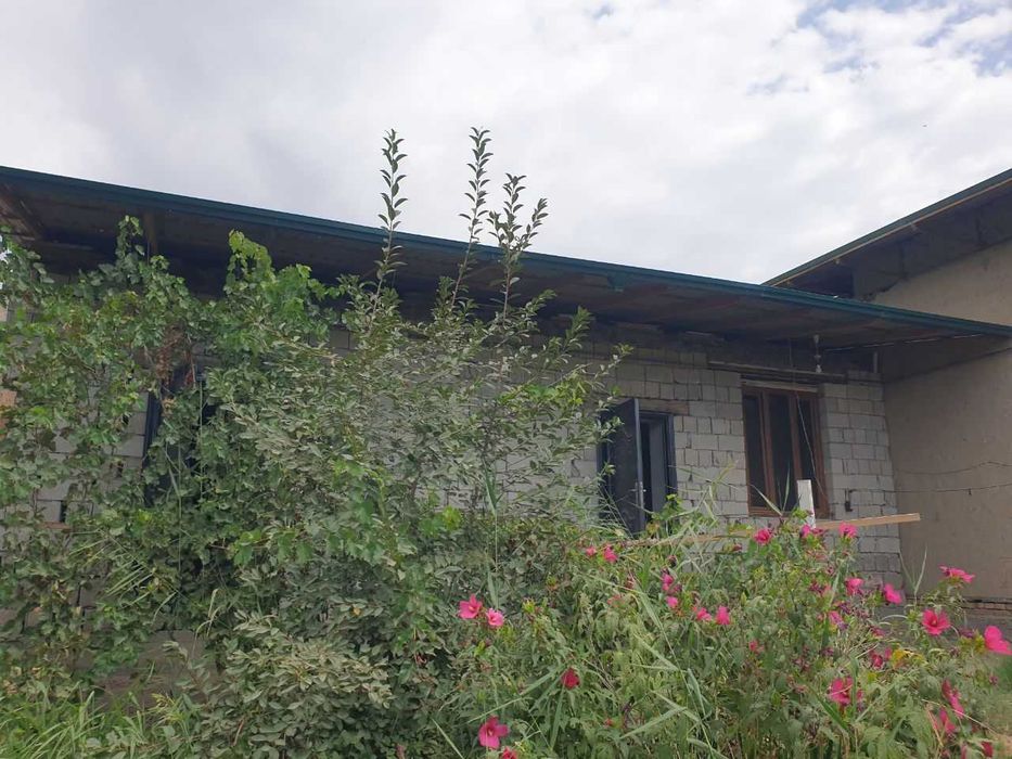 Hovli 8 sotix sotiladi