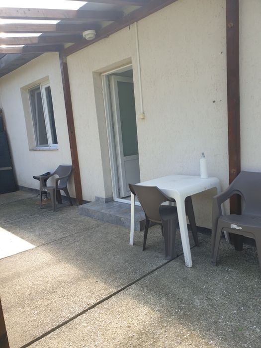 Ofer la închirie casă, curată, mobilată, două dormitoare, bucatarie, hol,