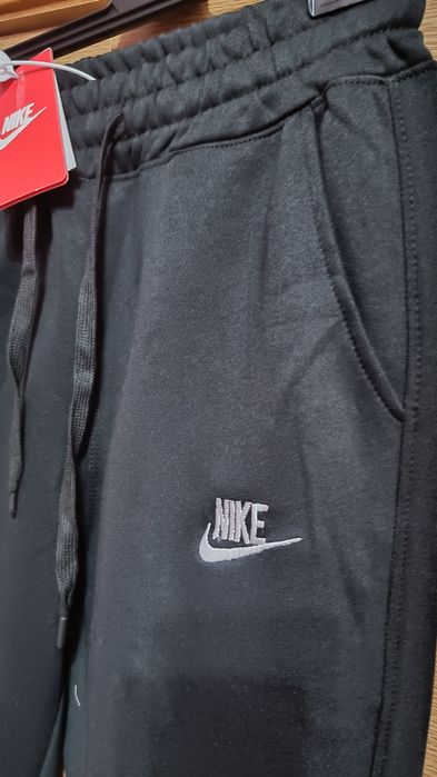Vând pantaloni Nike,noi, mărimile M,L.
