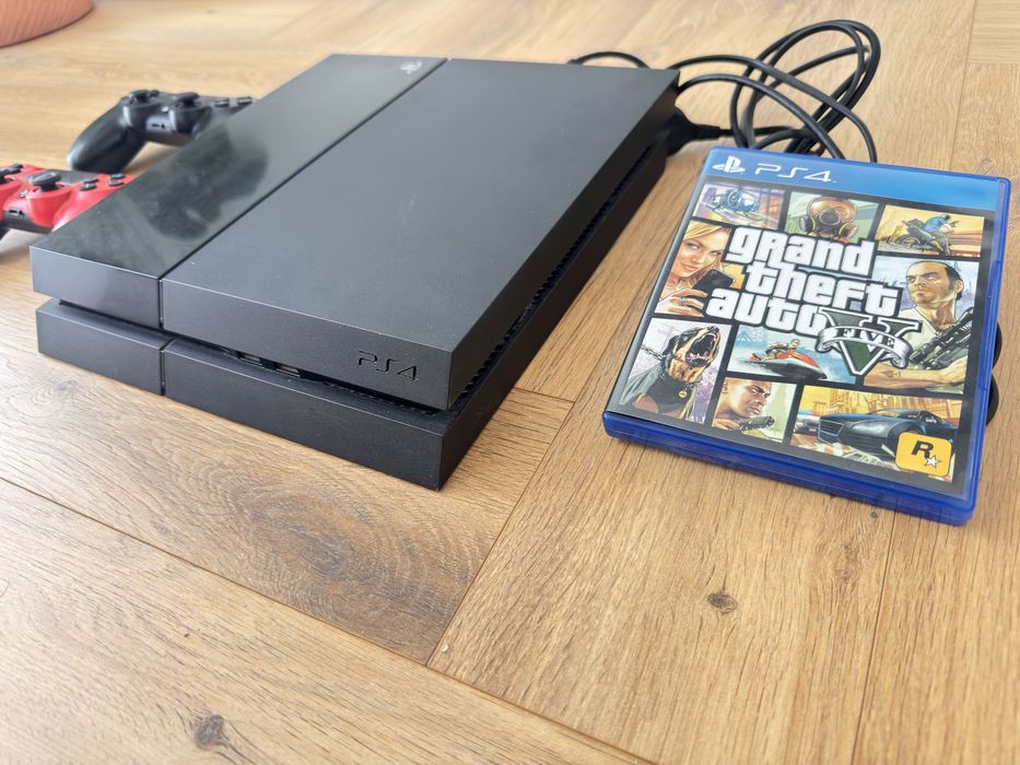 Playstation 4 + maneta + joc GTA 5