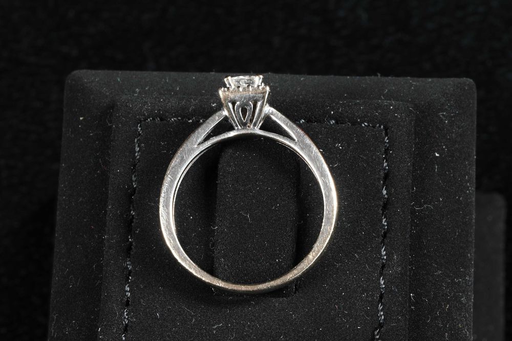 Пръстен Бяло Злато 750 (18к) 17 диаманта, централен 0.25, Размер 53.5